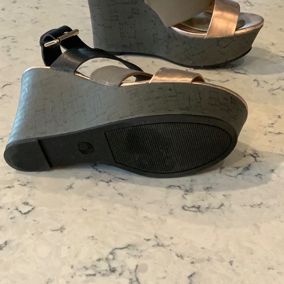 Mossimo wedge platform sandal. Size 8.5. Mostly gray. - Picture 3 of 3